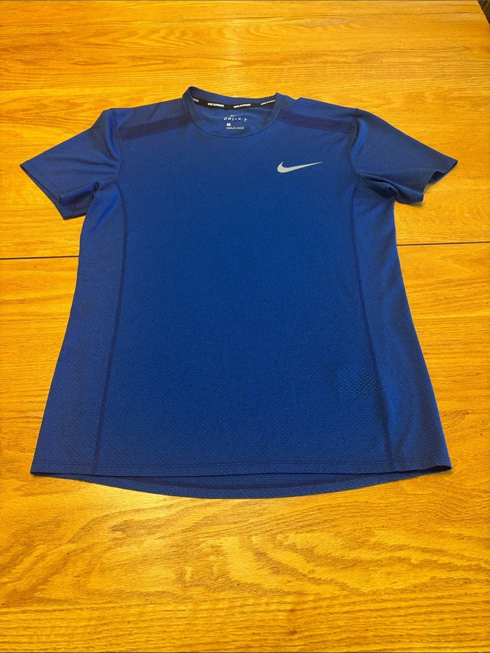Nike Men’s Black & Gray Diagonal-Stripe Quarter-Zip + Blue & Light Gray Nike Top